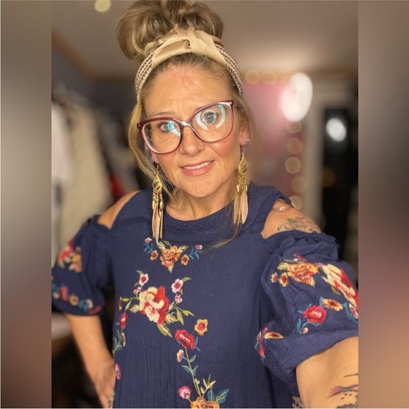 Umgee Boho Sz.Medium Dark Blue Floral Embroidered Blouse w/Cold Shoulder🌸 - Picture 2 of 10